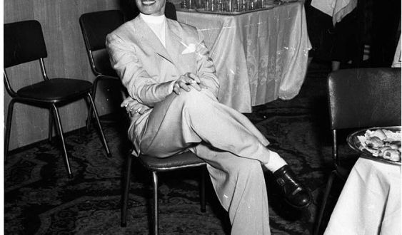 Katharine_Hepburn_at_the_Hotel_Australia,_Sydney,_1955
