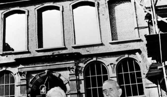 Mann, Thomas, 6.6.1875 - 12.8.1955, German author / writer, with wife Katja in front the house 4 Mengstrasse, Luebeck, 1953, Ger