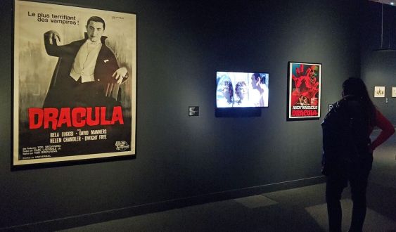 La exposición 'Vampiros. La evolución del mito' combina carteles y fragmentos de películas con estos protagonistas alérgicos a la luz.