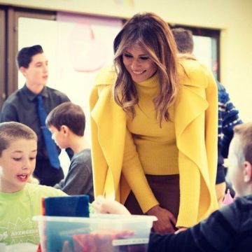 Melania Trump y como llevar un abrigo