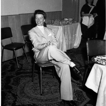 Katharine_Hepburn_at_the_Hotel_Australia,_Sydney,_1955
