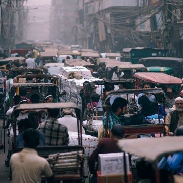 Trànsit de mercaderies als carrers de Nova Delhi, Índia. Foto d'Igor Ovsyannykov