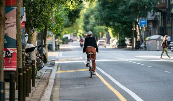 Una ciclista circulant. Mònica Moreno