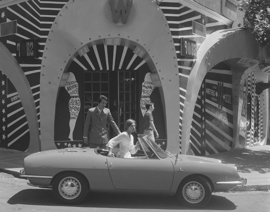 Historic-cars-return-to-the-heart-of-Barcelona-for-SEATs-70th-anniversary_02_HQ (1)