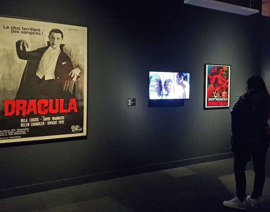 La exposición 'Vampiros. La evolución del mito' combina carteles y fragmentos de películas con estos protagonistas alérgicos a la luz.