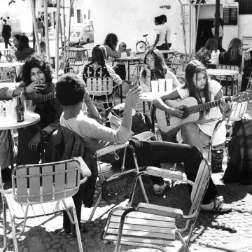 hippies en una terraza de ibiza (1)