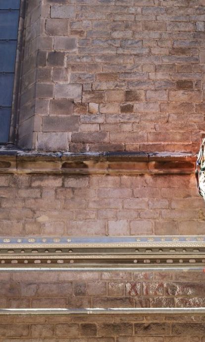 Dos operarios levantando el andamio en Santa Maria del Mar