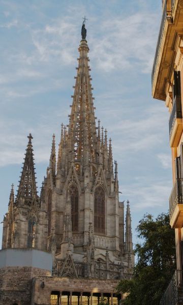 A la izquierda, de la catedral, y, a la derecha, la fachada de Lamado Hotel © Lamado