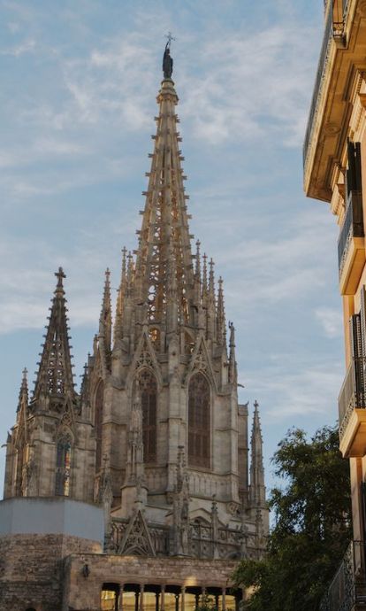 A la izquierda, de la catedral, y, a la derecha, la fachada de Lamado Hotel © Lamado