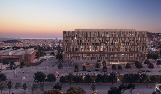 Render ambulatorio Vall d'Hebron con plaza por encima Ronda de Dalt
