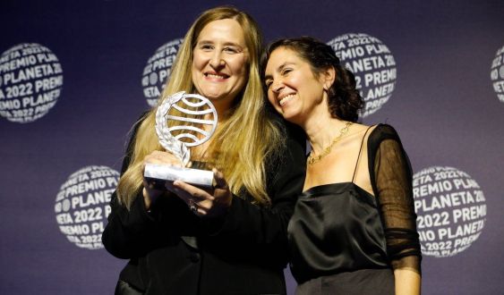 Luz Gabás y Cristina Campos, ganadora y finalista de la 71 edición del Premio Planeta.