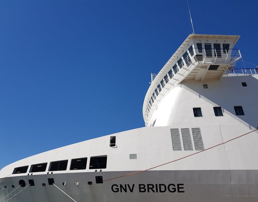 El GNV Bridge es un ferry de nueva construcción, entregado a su armador en junio de este año. Anoche realizó su primer Barcelona-Palma. (JOF)