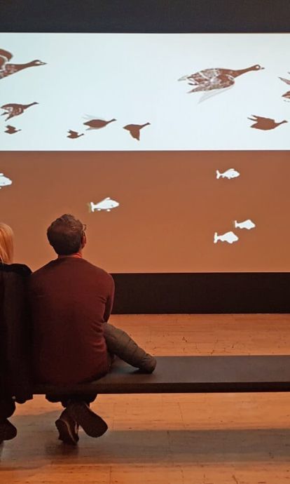 Dos personas mirando un cuadro del artista holandés.