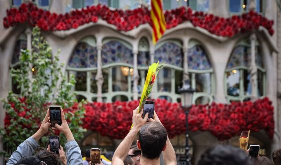 Casa Batlló decorada de rosas por Sant Jordi 2025 © Jordi Borràs : ACN