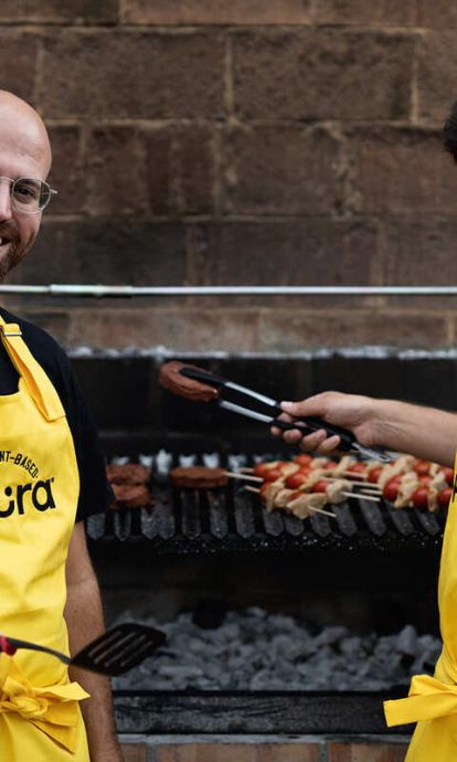 Marc Coloma and Bernat Añaños macking a plant based BBQ at the Heura House-2
