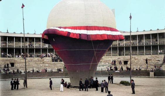 La plaza de El Torín fue punto de despegue de rudimentarios globos del siglo XIX como se puede ver en esta foto coloreada de Luuis Girau Iglesias