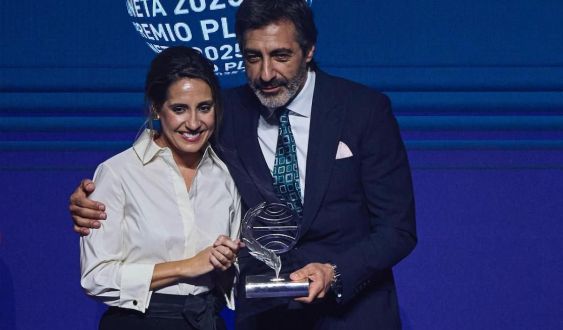 Juan de Val, ganador del Premio Planeta, y Ángela Banzas, finalista