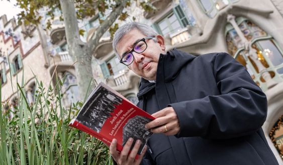 Jordi Amat amb el llibre Les batalles de Barcelona © Àngel Bravo