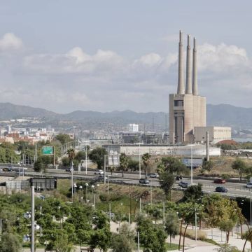 vista de les tres xemeneies del Besòs by Jordi Pujolar ACN