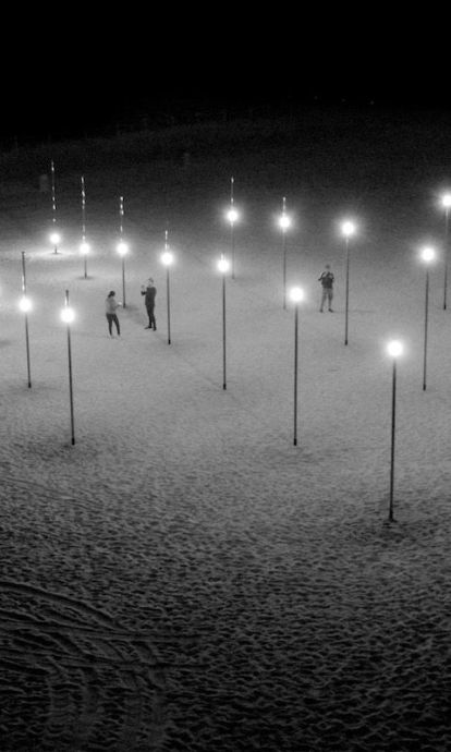 Instal·lació lumínica de Pablo Valbuena a la platja de la Mar Bella