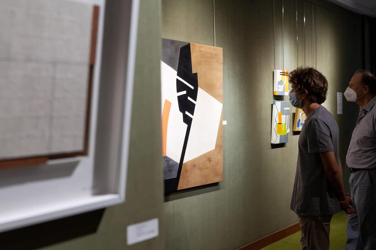 Persones a una galeria d'art.