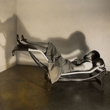Charlotte Perriand sur la chaise longue Le Corbusier, Jeanneret, Perriand, 1928.