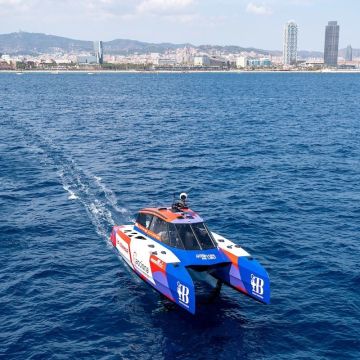 Barco navegando en Barcelona