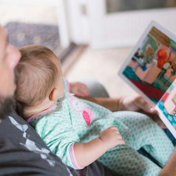 El Govern llença una estratègia per doblar el nombre de famílies acollidores (c) Unspalsh