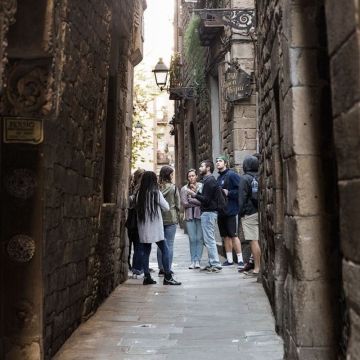Turistes a Ciutat Vella per Paola de Grenet