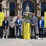 Autoridades con el trofeo del Tour de Francia