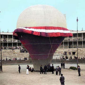 La plaza de El Torín fue punto de despegue de rudimentarios globos del siglo XIX como se puede ver en esta foto coloreada de Luuis Girau Iglesias