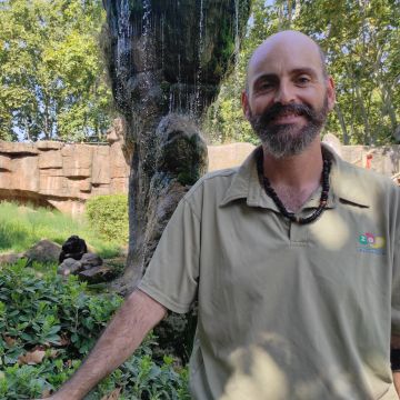 El Raúl al Zoo de Barcelona on hi treballa com a cuidador de primats. © Carme Escales