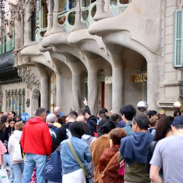 Turistes i locals davant de la Casa Batlló