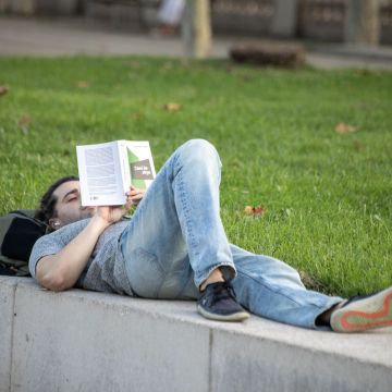 Les noves generacions aposten per llegir més en català