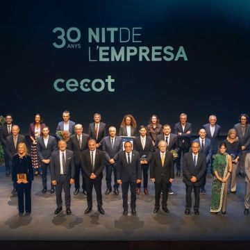 Guardonats i representants d'entitats a la 30 Nit de l'Empresa de Cecot