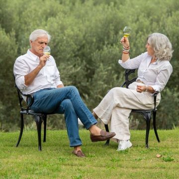José Manuel Latorre i Rosa Mª Pérez durant una sessió de tast entre oliveres. Foto_ Sergio Ros