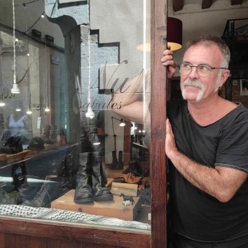 Roger Bertran en la zapatería Nu por Carme Escales