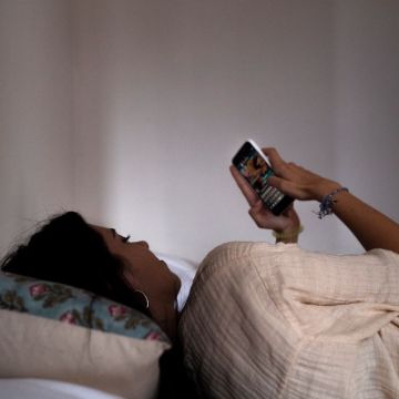 Una jove consulta el seu mòbil