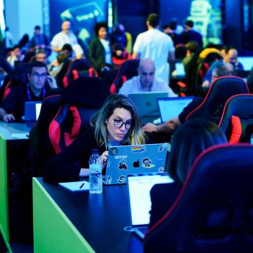 Participants a un hackató (marató de hackers) del Talent Arena 2025