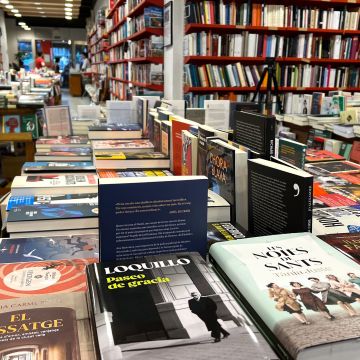 Libros en la librería Documenta, por Pau Cortina (ACN)