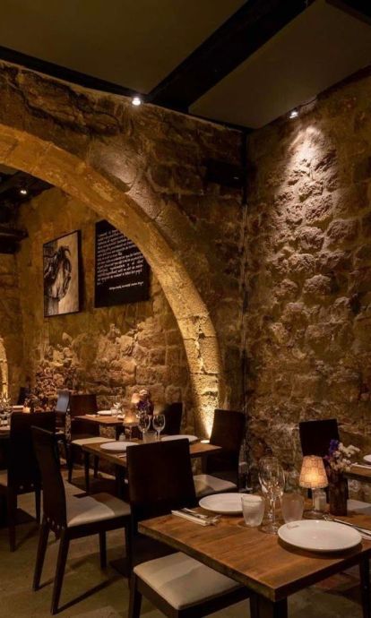 Sala interior Arcano, con los arcos de la antigua caballeriza del S XVII.
