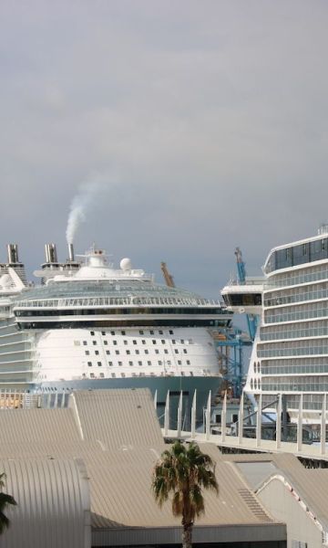 Cruceros en el Puerto de Barcelona Cruceros en el Puerto de Barcelona