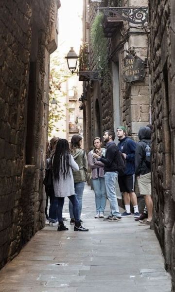 Turistes a Ciutat Vella per Paola de Grenet