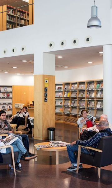 Personas leyendo en la biblioteca Jaume Fuster © Vicente Zambrano Personas leyendo en la biblioteca Jaume Fuster © Vicente Zambrano