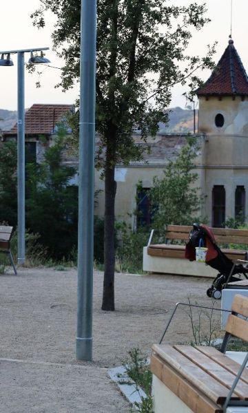 Área de juego de la Font d'en Fargues por Anna Badia Área de juego de la Font d'en Fargues por Anna Badia