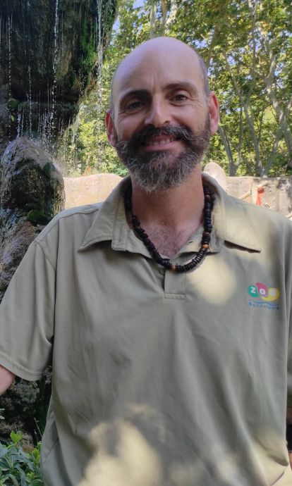 El Raúl al Zoo de Barcelona on hi treballa com a cuidador de primats. © Carme Escales