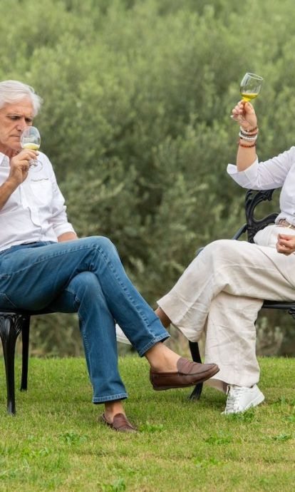 José Manuel Latorre i Rosa Mª Pérez durant una sessió de tast entre oliveres. Foto_ Sergio Ros