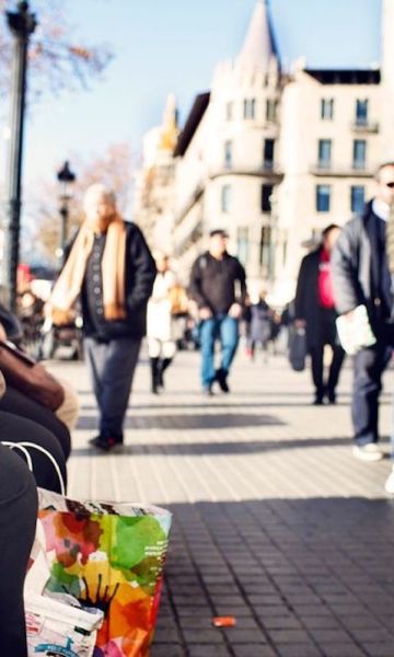 Personas en plaza Catalunya por Paola de Grenet