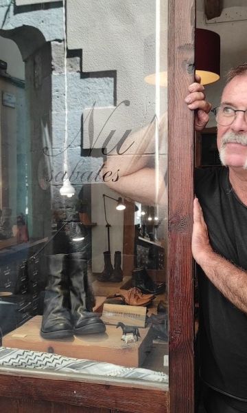 Roger Bertran en la zapatería Nu por Carme Escales