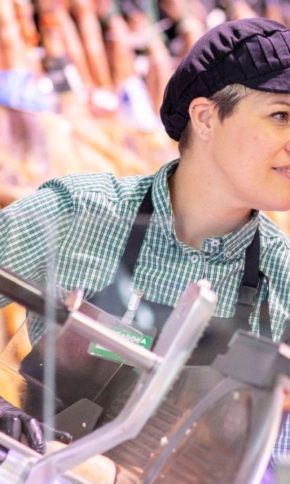 Treballadora del supermercat Mercadona ubicat a l'Avinguda Nova Augusta del municipi de Cambrils (Tarragona)